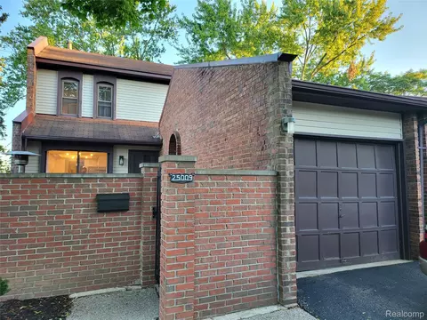 25009 Chambley Dr, Southfield, MI 48034