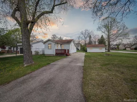 2785 Hartline Dr, Rochester Hills, MI 48309