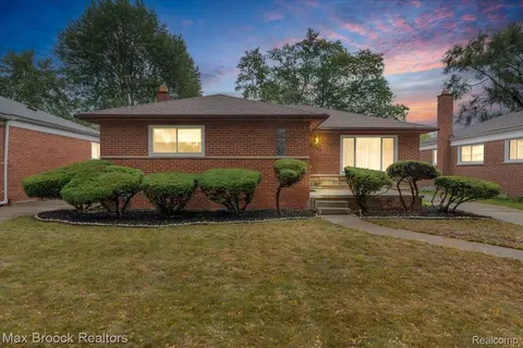 23110 Wildwood St, Oak Park, MI 48237