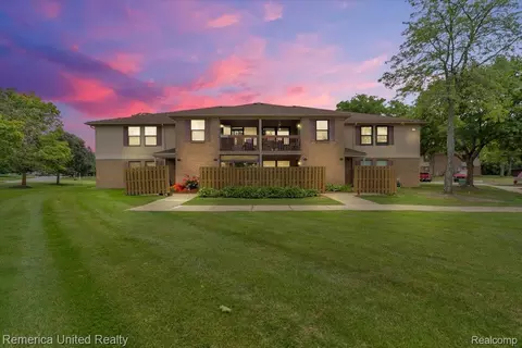 19201 Surrey Ln, Northville, MI 48167