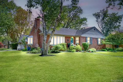 18146 Riverside Dr, Beverly Hills, MI 48025