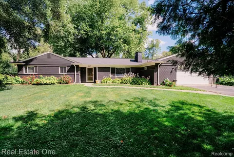2270 Kingsford Rd, Rochester Hills, MI 48309