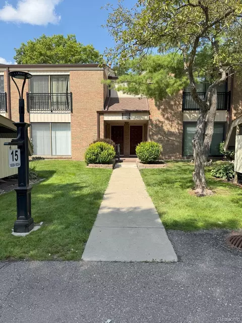18334 University Park Dr, Livonia, MI 48152