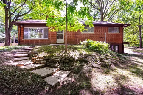 20860 Mcclung Ave, Southfield, MI 48075