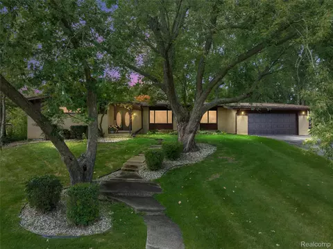 31017 Carriage Hill Rd, Farmington, MI 48331