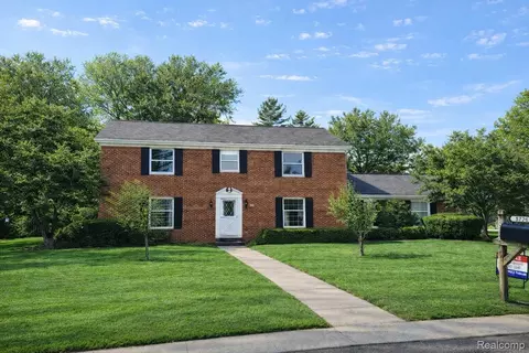 8276 Appleway Dr, Grand Blanc, MI 48439
