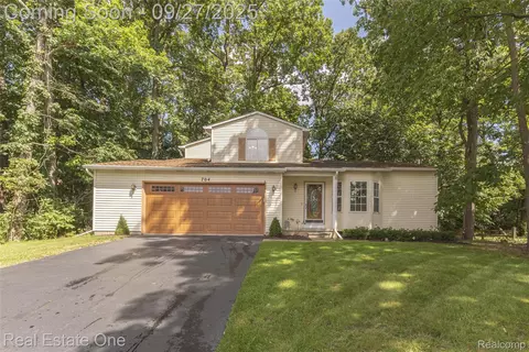 704 Grand Ct, South Lyon, MI 48178