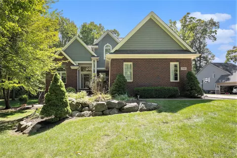 1799 Elkridge Cir, Highland, MI 48356