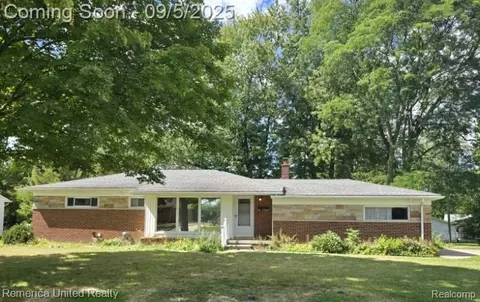 27969 Green Willow St, Farmington, MI 48331
