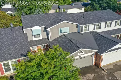 475 Sandehurst Dr, Grand Blanc, MI 48439