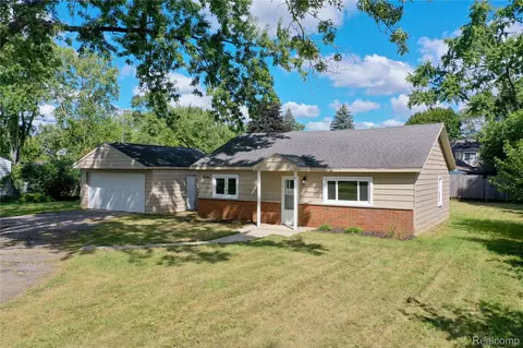 6194 Wilson Dr, Waterford, MI 48329
