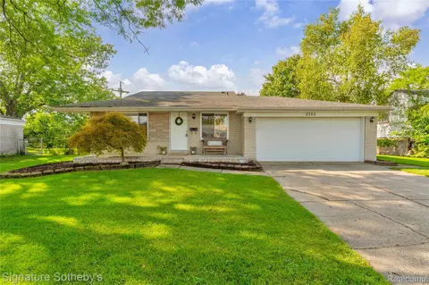 2185 Hempstead Dr, Troy, MI 48083