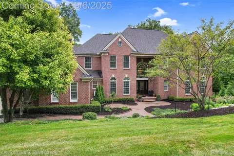 1614 Crossbow Ct, Rochester Hills, MI 48306