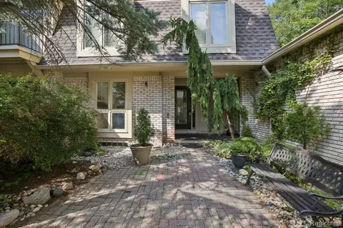 1339 Knollcrest Cir, Bloomfield Hills, MI 48304