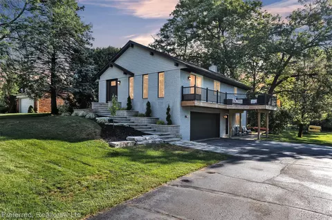 3852 San Mateo Rd, Waterford, MI 48329