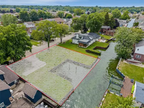 22507 Beach St, Saint Clair Shores, MI 48081