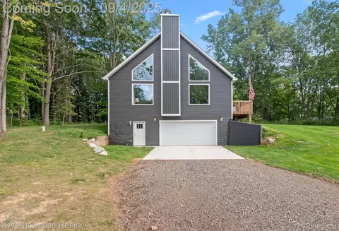 9760 Copper Ridge Dr, Fowlerville, MI 48836