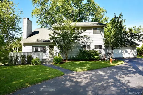 3800 Lakeview Blvd, Orchard Lake Village, MI 48324