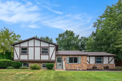 621 Vincent St, Pinckney, MI 48169