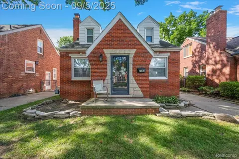 2151 Hawthorne Rd, Grosse Pointe Woods, MI 48236