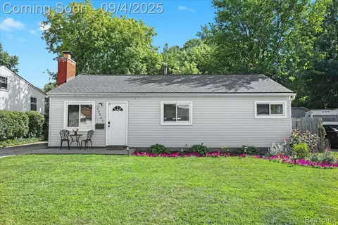 29801 Bridge St, Garden City, MI 48135