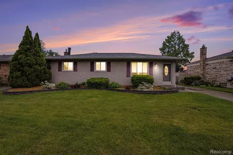 16362 Glenfield Dr, Macomb, MI 48044