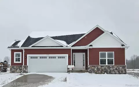 13192 Westwinds Dr, Fenton, MI 48451
