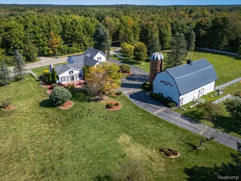 3305 Lakeville Rd, Addison, MI 48370