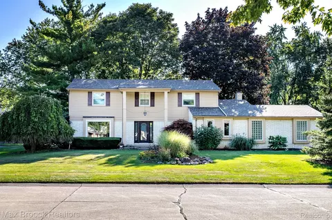 30628 Club House Ln, Farmington Hills, MI 48334