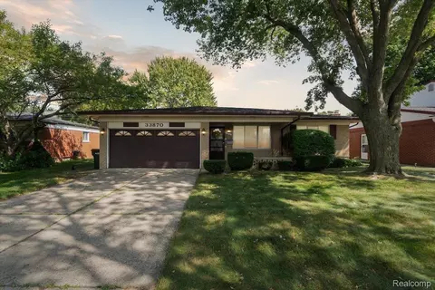 33870 Chatsworth Dr, Sterling Heights, MI 48312