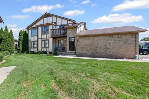 806 Country Club Dr, Saint Clair Shores, MI 48082
