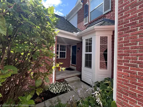 654 Chestnut Dr, Wixom, MI 48393