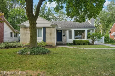 15590 Buckingham Ave, Beverly Hills, MI 48025