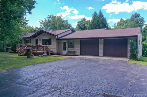 1075 Indian Rd, Lapeer, MI 48446