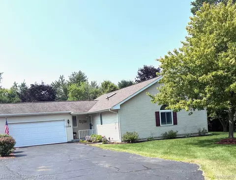 11710 Hawthorne Glen Dr, Grand Blanc, MI 48439