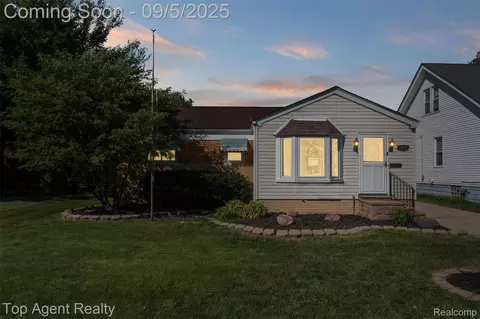 22535 Lanse St, Saint Clair Shores, MI 48081