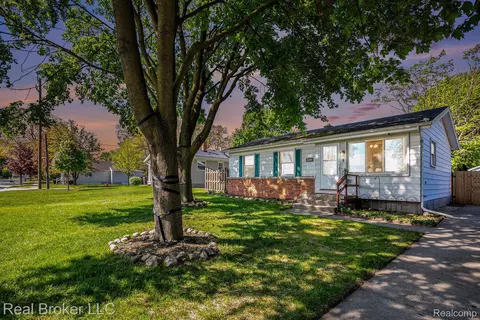 2609 15th Ave, Port Huron, MI 48060