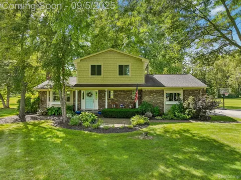8127 Sleepy Time Ct, Springfield, MI 48348