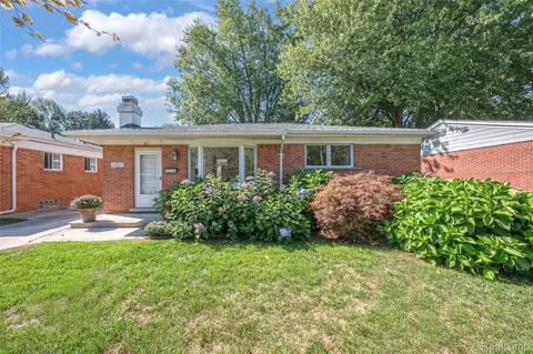 22604 Violet St, Saint Clair Shores, MI 48082