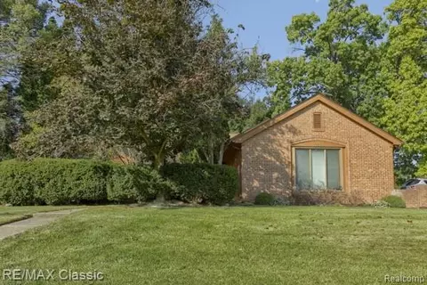 29811 Cottonwood Ct, Farmington Hills, MI 48331