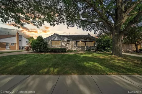 9024 Hubbard St, Livonia, MI 48150