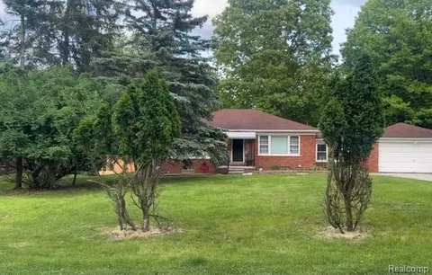 23409 Ranch Hill Dr W, Southfield, MI 48033