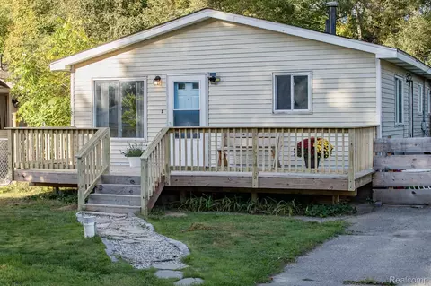 5355 Lake Grove Dr, White Lake, MI 48383