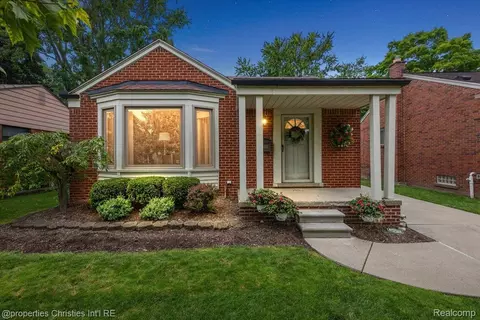 1532 Cheltenham Rd, Birmingham, MI 48009