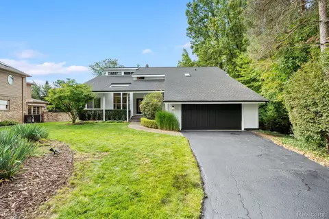 4540 Rolling Pine Ct, West Bloomfield, MI 48323