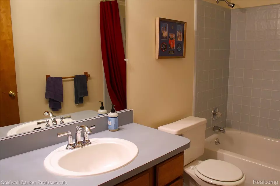Bath - 30810 Misty Pines Dr #13, Farmington, MI 48336 photo 2 of 2