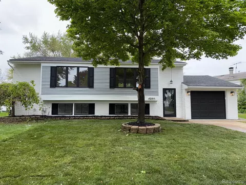 42811 Wilmington Dr, Sterling Heights, MI 48313