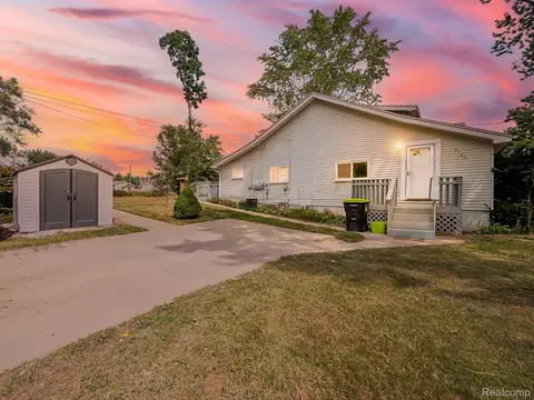 9526 Cedar Island Rd, White Lake, MI 48386