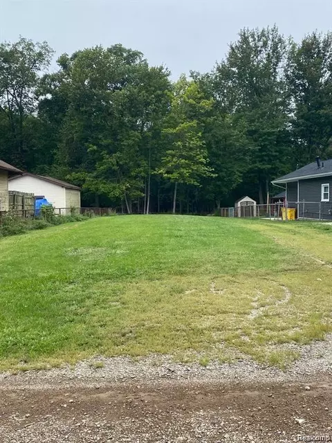 25486 8th St, Grosse Ile, MI 48138