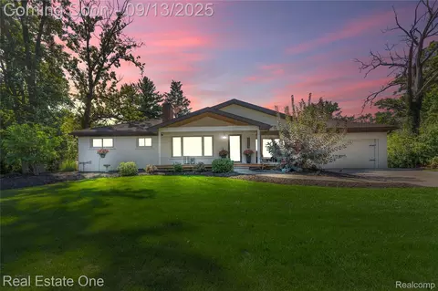 9175 Byromar Ln, Grosse Ile, MI 48138